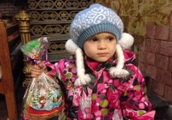 Воспитанники детского дома увидели "Рождественский подарок"
