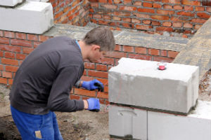 Русские немцы помогают строить церковь в Омске 