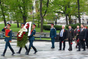 Руководитель Отдела внешних церковных связей РС ЕХБ возложил цветы к Могиле Неизвестного солдата 
