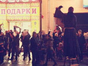 Протестантская молодежь "прибивала" на Арбате "Тезисы Лютера"