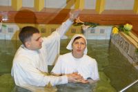 45 человек приняли крещение в Омске 